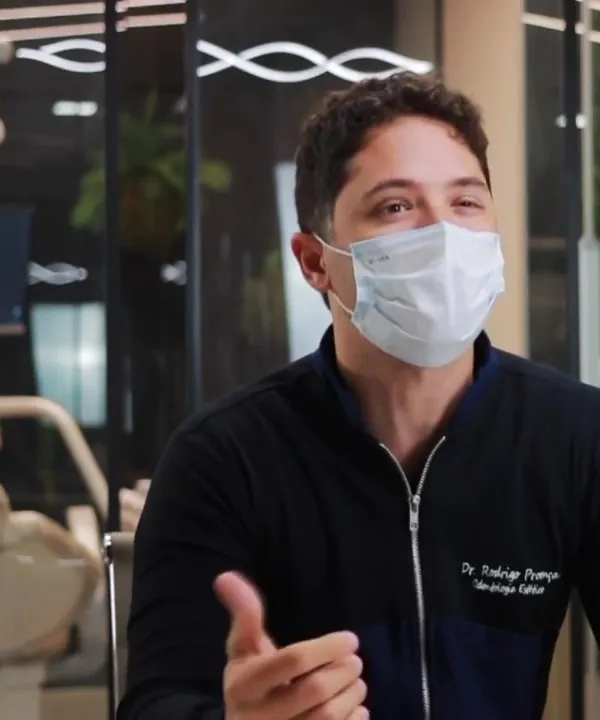 Dr. Rodrigo Proença de máscara durante o atendimento